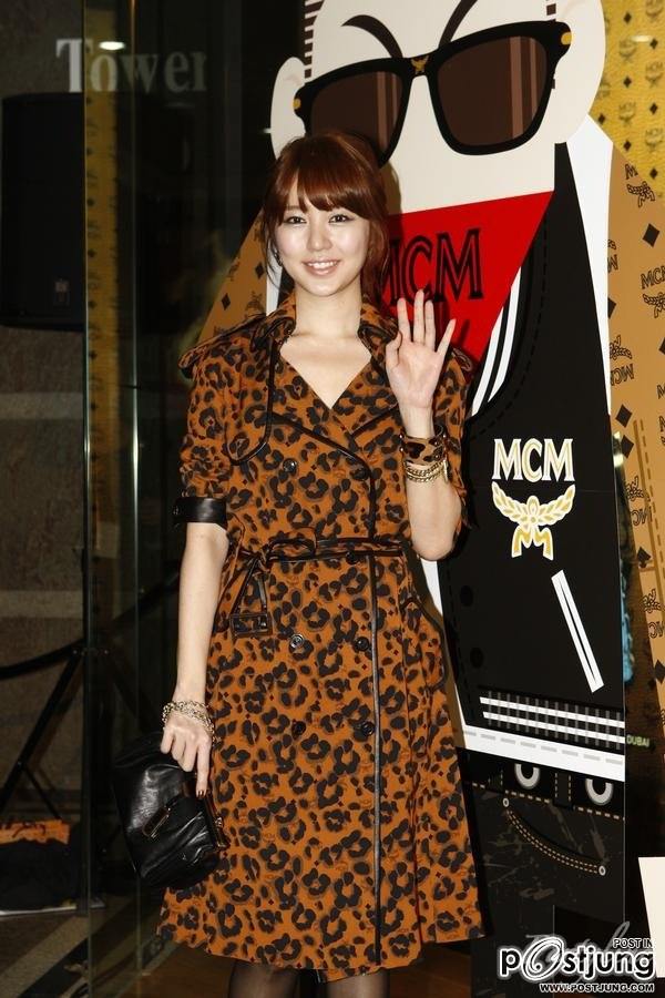 YOON EUN HEY SHE SO HOT IN MCM Hong Kong Time Square Satellite Store