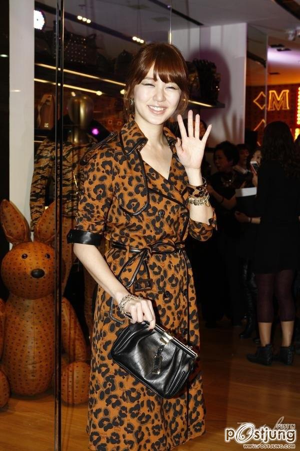 YOON EUN HEY SHE SO HOT IN MCM Hong Kong Time Square Satellite Store