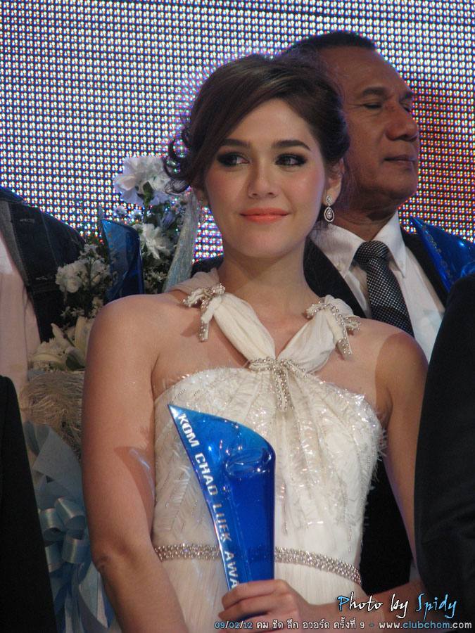 ชมพู่ อารยา สวยสง่าดุจเจ้าหญิงในงานคมชัดลึกอวอร์ด