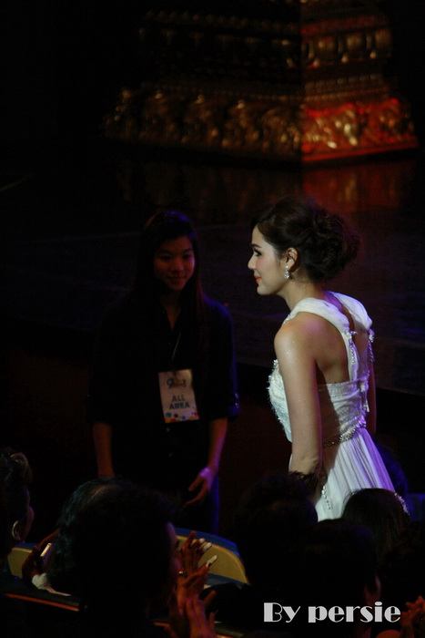 ชมพู่ อารยา สวยสง่าดุจเจ้าหญิงในงานคมชัดลึกอวอร์ด