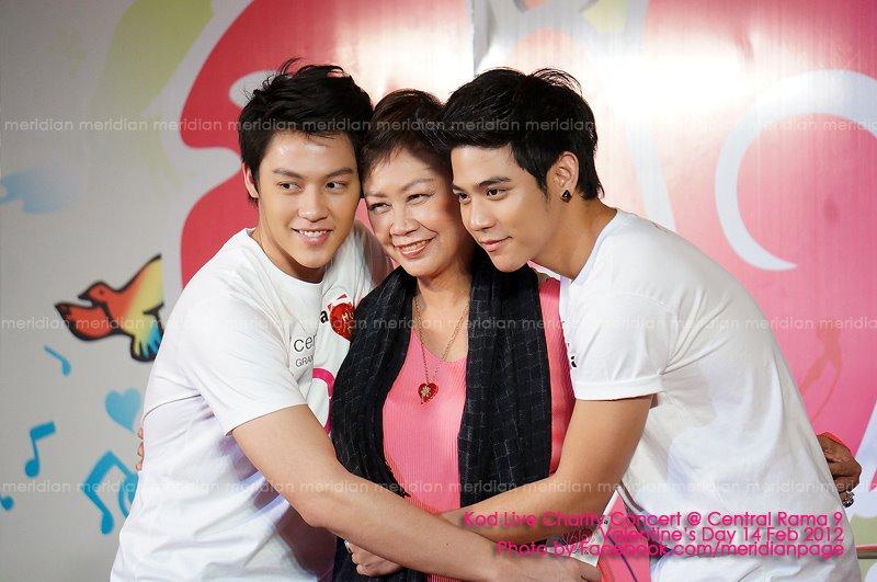 [{PIC] cute ^^ น่ารัก น่าเลิฟ หมาก-พอร์ช จากงาน กอด CHARITY @ Central Plaza Rama 9 เมื่อวานนี้จ้า<<