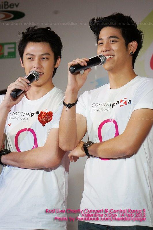 [{PIC] cute ^^ น่ารัก น่าเลิฟ หมาก-พอร์ช จากงาน กอด CHARITY @ Central Plaza Rama 9 เมื่อวานนี้จ้า<<