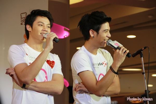 [{PIC] cute ^^ น่ารัก น่าเลิฟ หมาก-พอร์ช จากงาน กอด CHARITY @ Central Plaza Rama 9 เมื่อวานนี้จ้า<<