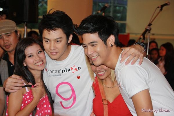 [{PIC] cute ^^ น่ารัก น่าเลิฟ หมาก-พอร์ช จากงาน กอด CHARITY @ Central Plaza Rama 9 เมื่อวานนี้จ้า<<