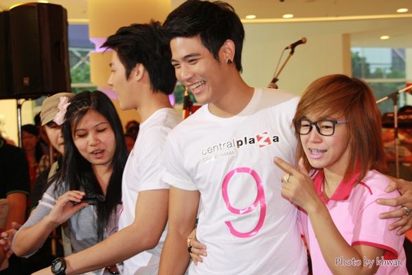 [{PIC] cute ^^ น่ารัก น่าเลิฟ หมาก-พอร์ช จากงาน กอด CHARITY @ Central Plaza Rama 9 เมื่อวานนี้จ้า<<