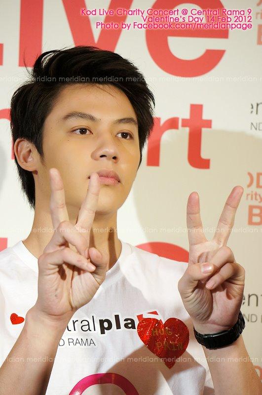 [{PIC] cute ^^ น่ารัก น่าเลิฟ หมาก-พอร์ช จากงาน กอด CHARITY @ Central Plaza Rama 9 เมื่อวานนี้จ้า<<