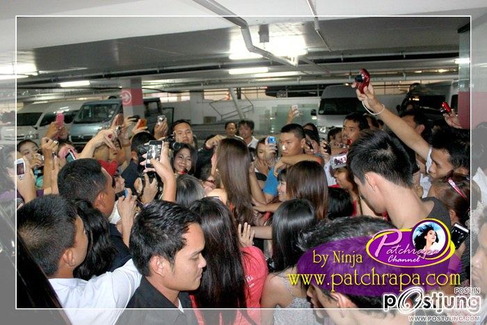 มุมสวยๆ"อั้ม พัชราภา"เเจกลายเซ็นเเฟนคลับ!!