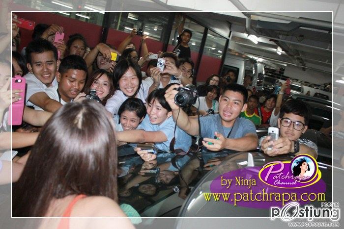 มุมสวยๆ"อั้ม พัชราภา"เเจกลายเซ็นเเฟนคลับ!!