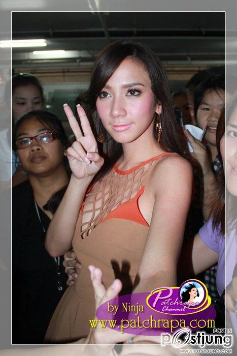 มุมสวยๆ"อั้ม พัชราภา"เเจกลายเซ็นเเฟนคลับ!!