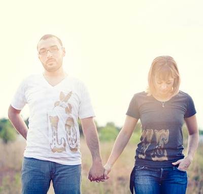 6. เสื้อยืดคู่รักจาก The Love Tees