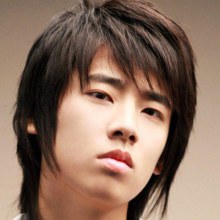 เพื่อนๆครับผมอยากรู้ว่า...รูปดาราคนเนี๊ยเขาชื่ออะไรครับ...