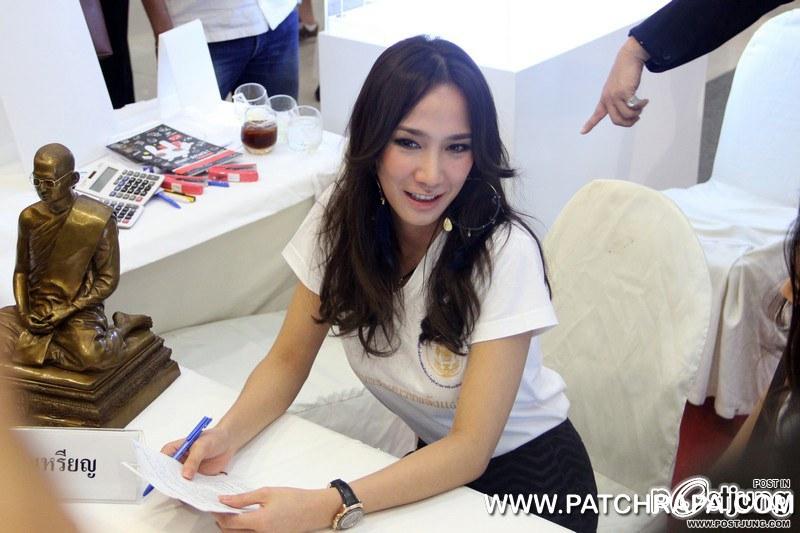 "อั้ม พัชราภา"มาเบาๆเเต่สวยไม่เบา@โครงการเหรียญที่ระลึกพระบาทสมเด็จพระเจ้าอยู่หัวทรงผนวชพลังแผ่นดิน!