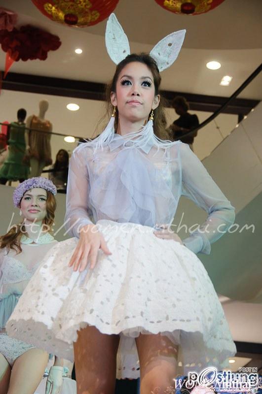 ก้อย &ndash; แอริน จุ๊บปาก แฟชั่นโชว์ ชุดชั้นใน Cris&rsquo;s Collection by Sabina