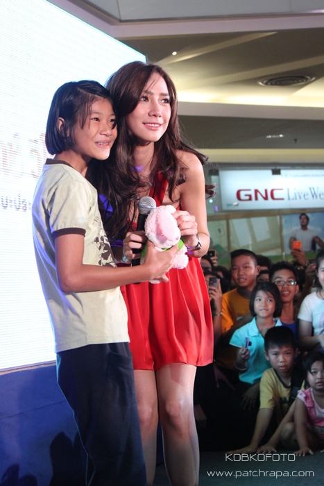 อั้ม พัชราภา เริ่ดๆกับชุดสีเเดง !!