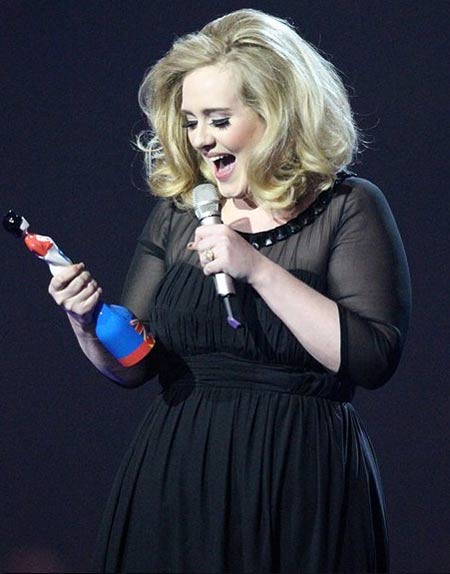 ผลรางวัล Brit Award อเดล ซิวเพียบ - ชูนิ้วกลางบนเวที