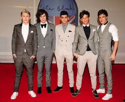 ผลรางวัล Brit Award อเดล ซิวเพียบ - ชูนิ้วกลางบนเวที