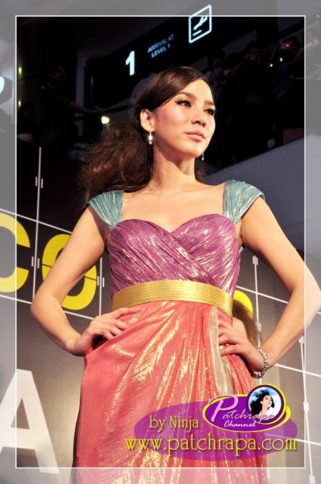 ประมวลภาพ"อั้ม พัชราภา"สวยเริ่ดเจิดจรัส@United Color Terminal 21 Fashion Show!