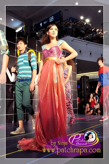 ประมวลภาพ"อั้ม พัชราภา"สวยเริ่ดเจิดจรัส@United Color Terminal 21 Fashion Show!