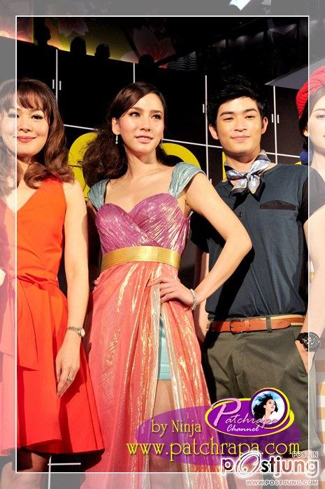 ประมวลภาพ"อั้ม พัชราภา"สวยเริ่ดเจิดจรัส@United Color Terminal 21 Fashion Show!