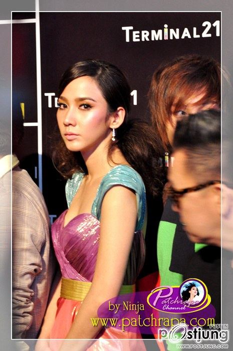 ประมวลภาพ"อั้ม พัชราภา"สวยเริ่ดเจิดจรัส@United Color Terminal 21 Fashion Show!
