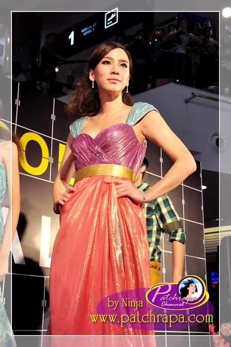 ประมวลภาพ"อั้ม พัชราภา"สวยเริ่ดเจิดจรัส@United Color Terminal 21 Fashion Show!