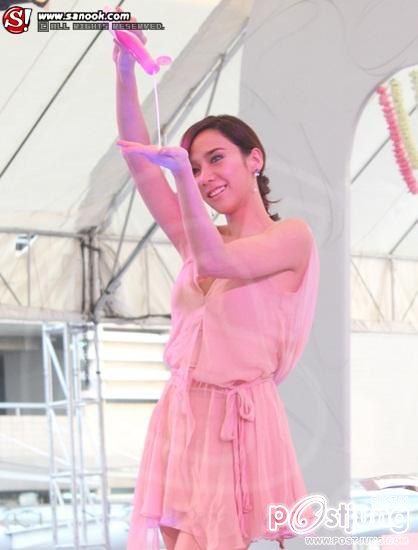 เซ็กซี่ตัวเเม่ "อั้ม พัชราภา"ลงอ่างเปิดตัวครีมอาบน้ำ!!!