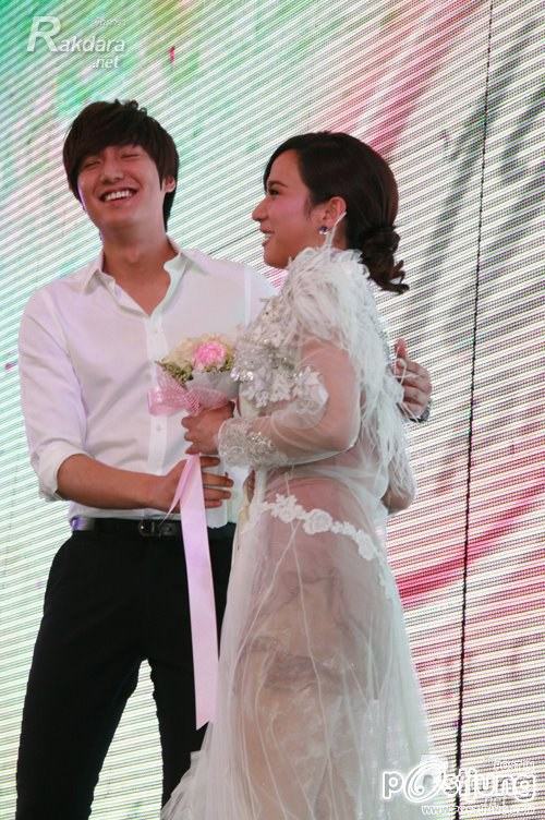 เซ็กซี่ตัวเเม่ "อั้ม พัชราภา"ลงอ่างเปิดตัวครีมอาบน้ำ!!!