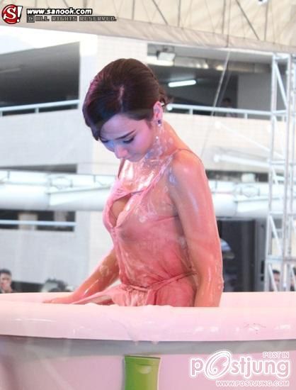เซ็กซี่ตัวเเม่ "อั้ม พัชราภา"ลงอ่างเปิดตัวครีมอาบน้ำ!!!