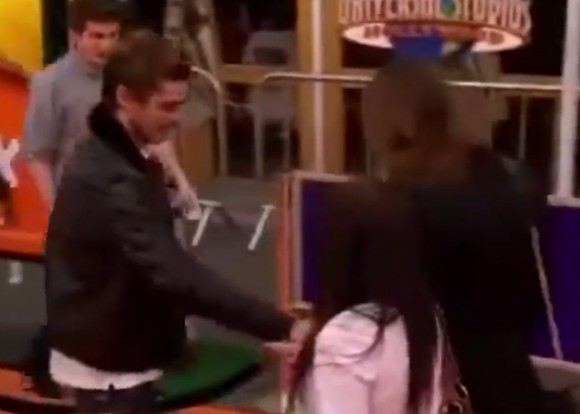 งามหน้า..! แซค แอฟรอน ทำถุงยางตกในงานเปิดตัวหนังการ์ตูน Lorax