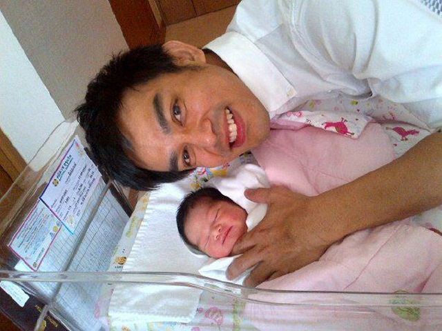 คลอดแล้ว 'น้องโสน' ลูกสาว 'มอส-เกม'