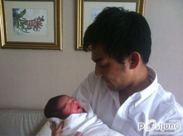 คลอดแล้ว 'น้องโสน' ลูกสาว 'มอส-เกม'