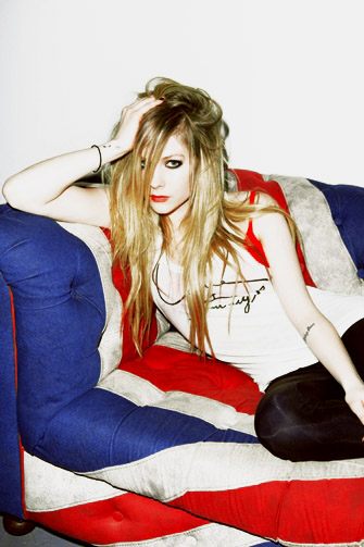 Avril Lavigne ขึ้นปก FHM เซ็กซี่เหลือหลาย !!