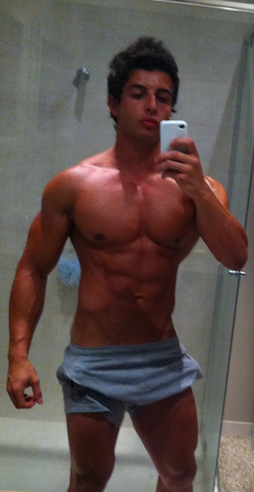 โชว์หุ่นล่ำๆผ่านกล้อง iphone