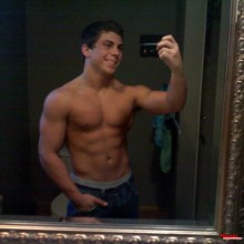 โชว์หุ่นล่ำๆผ่านกล้อง iphone