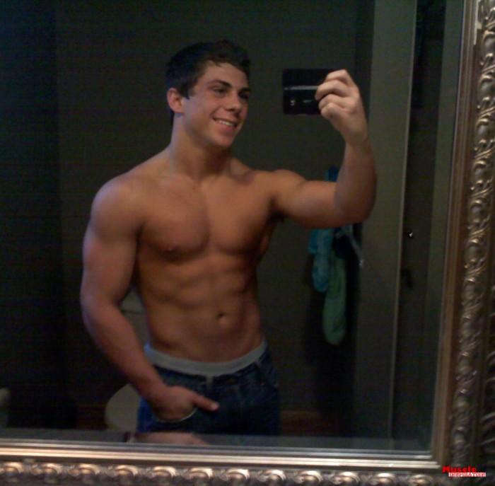 โชว์หุ่นล่ำๆผ่านกล้อง iphone