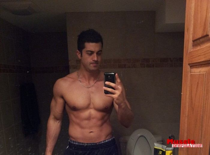 โชว์หุ่นล่ำๆผ่านกล้อง iphone