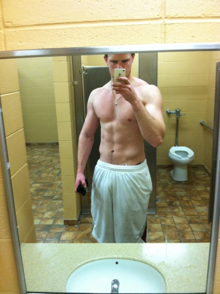 โชว์หุ่นล่ำๆผ่านกล้อง iphone