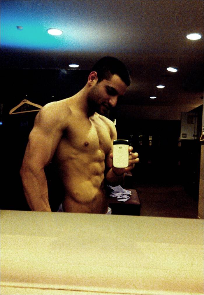 โชว์หุ่นล่ำๆผ่านกล้อง iphone