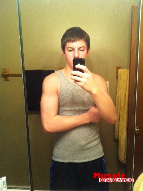 โชว์หุ่นล่ำๆผ่านกล้อง iphone