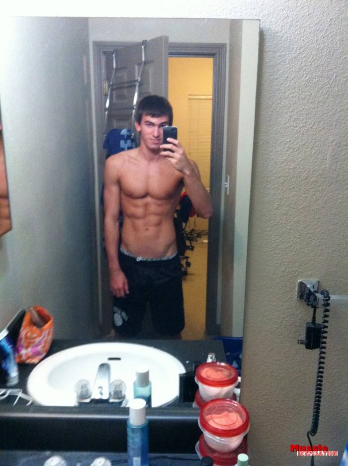 โชว์หุ่นล่ำๆผ่านกล้อง iphone