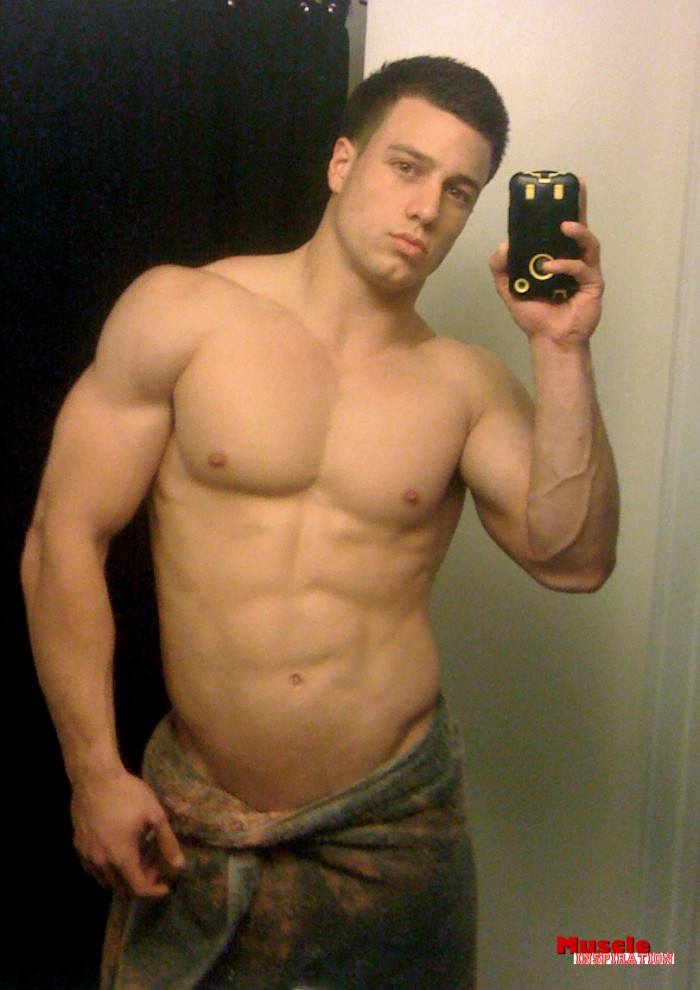 โชว์หุ่นล่ำๆผ่านกล้อง iphone