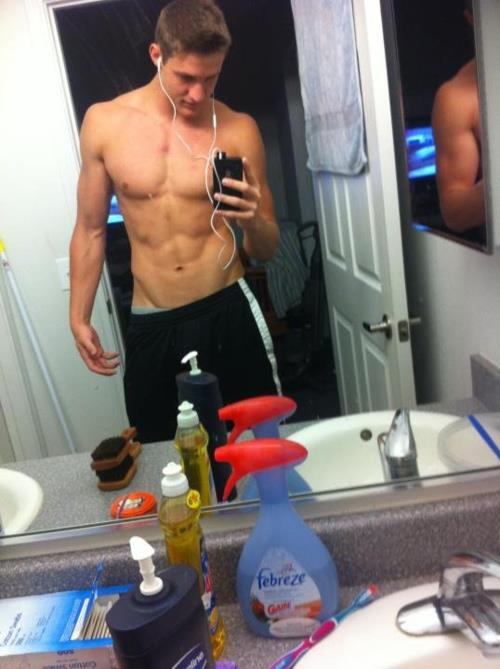 โชว์หุ่นล่ำๆผ่านกล้อง iphone