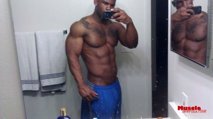 โชว์หุ่นล่ำๆผ่านกล้อง iphone