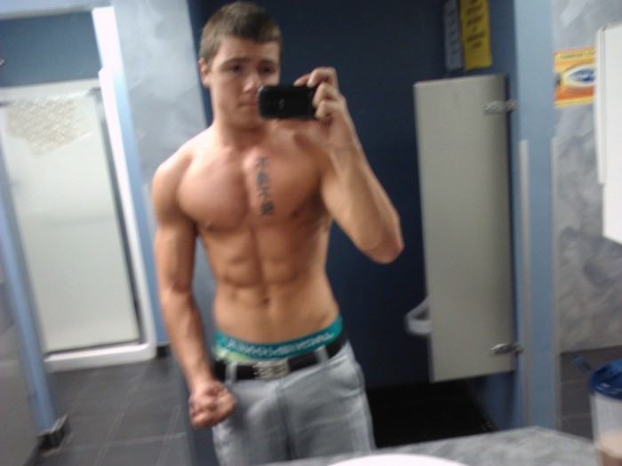 โชว์หุ่นล่ำๆผ่านกล้อง iphone