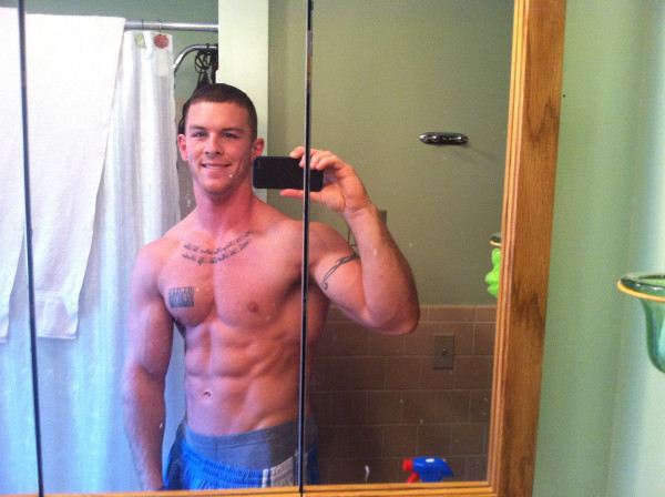 โชว์หุ่นล่ำๆผ่านกล้อง iphone