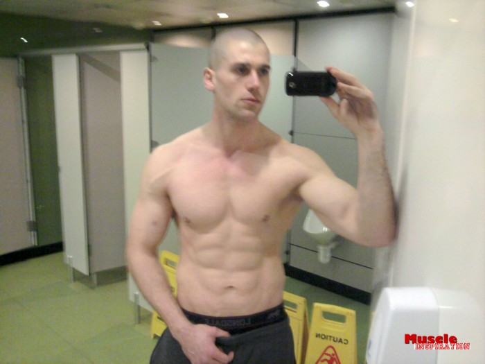 โชว์หุ่นล่ำๆผ่านกล้อง iphone