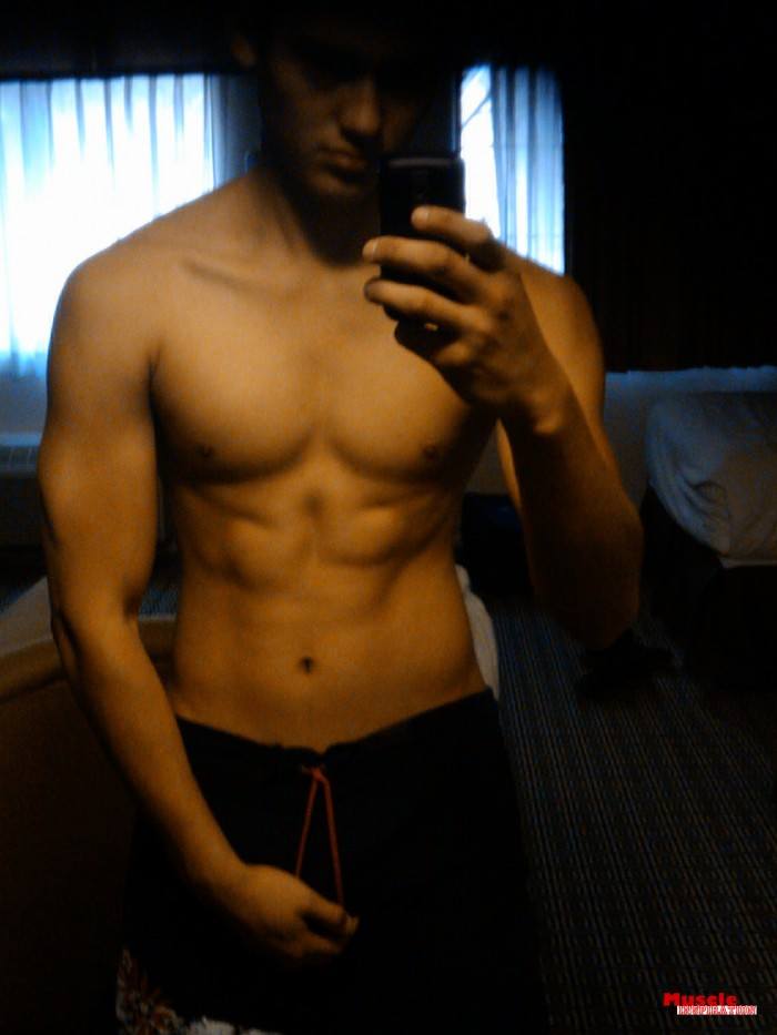 โชว์หุ่นล่ำๆผ่านกล้อง iphone