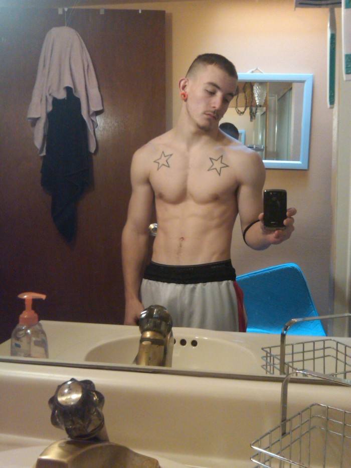 โชว์หุ่นล่ำๆผ่านกล้อง iphone