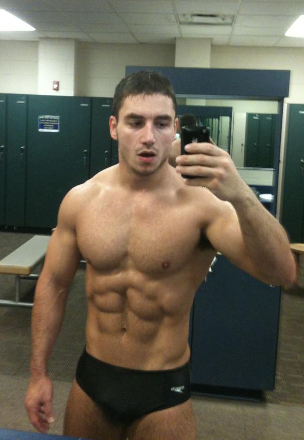 โชว์หุ่นล่ำๆผ่านกล้อง iphone