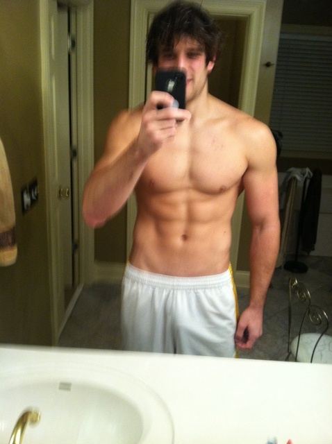 โชว์หุ่นล่ำๆผ่านกล้อง iphone